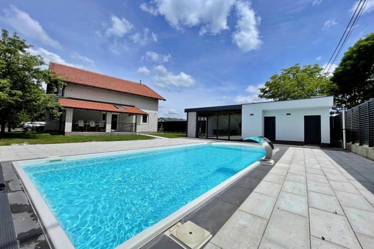 una piscina davanti a una casa di Vila Magnolija Ilidža a Sarajevo