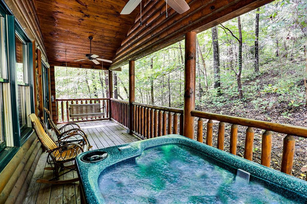 Balkoni atau teres di Once Upon A Time by Venture Smoky Mountains