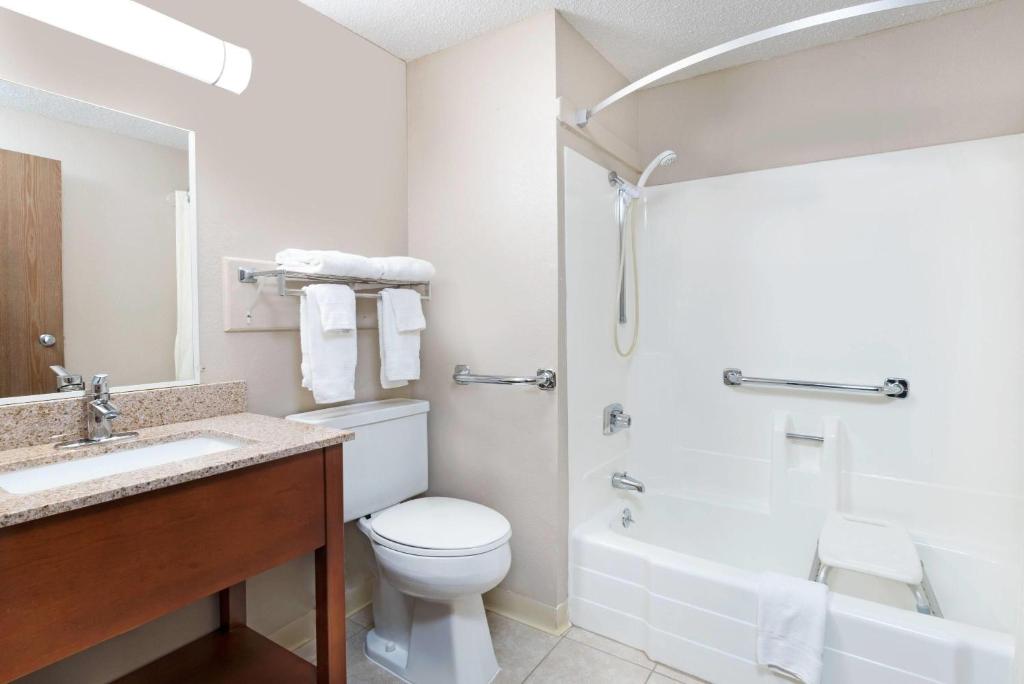 Super 8 by Wyndham Miles City - Queen Room - Disability Access/Non-Smoking