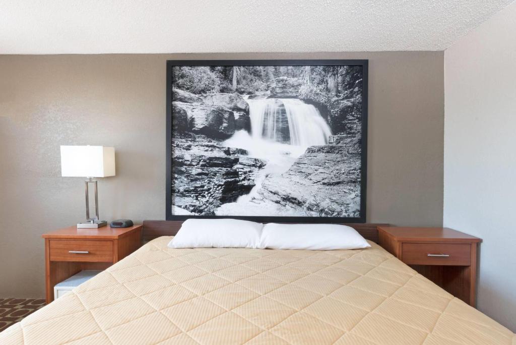 Super 8 by Wyndham Miles City - Habitación Con Cama Extragrande - No Fumadores