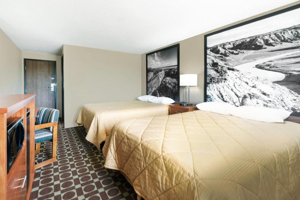 Super 8 by Wyndham Miles City - Habitación Con 2 Camas Grandes - No Fumadores