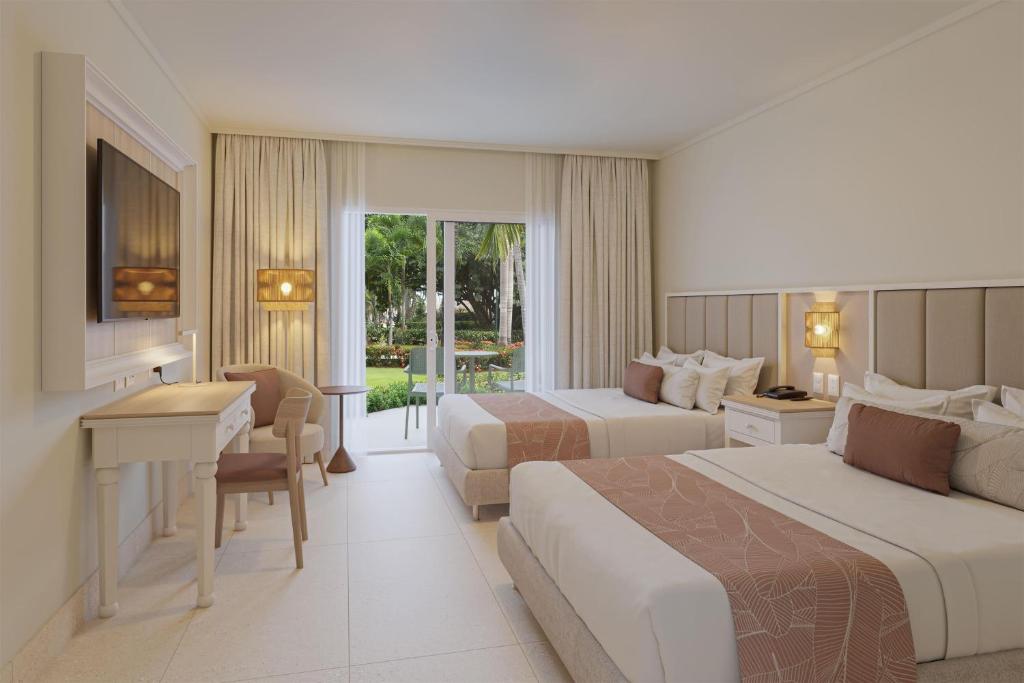 Postel nebo postele na pokoji v ubytování Wyndham Alltra Punta Cana All Inclusive Resort