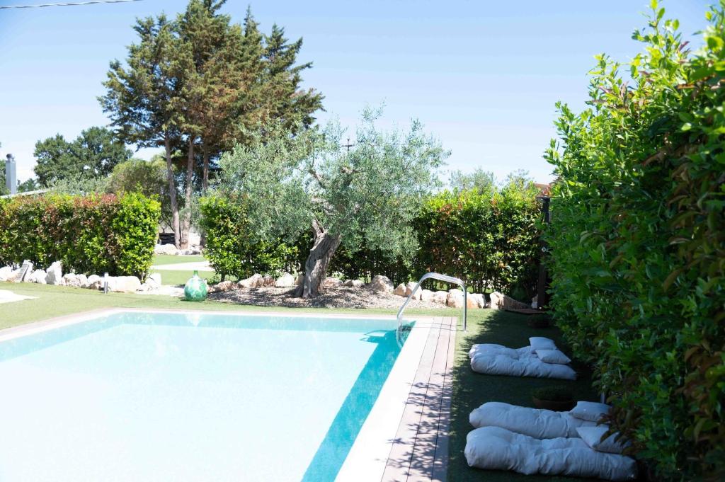 A garden outside La linea dell'orizzonte