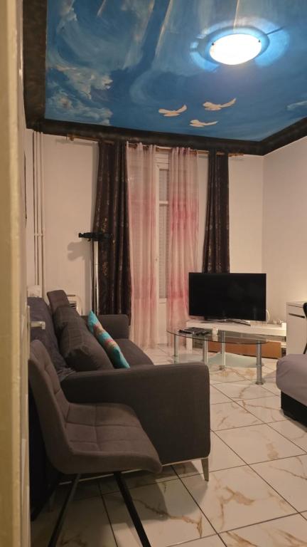 un salon avec un canapé et un plafond bleu dans l'établissement Charmant appartement ensoleillé à deux pas de Monaco, à Beausoleil