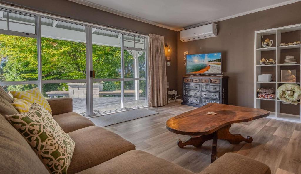 TV a/nebo společenská místnost v ubytování Farm Homestead just 10min from the City