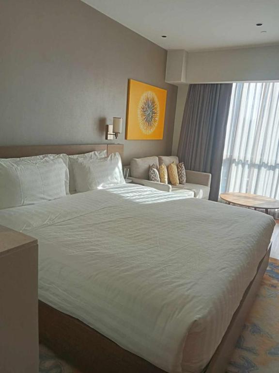 Postel nebo postele na pokoji v ubytování Novotel Residence Hotel Manila by Jolly Luxe Suites at Acqua