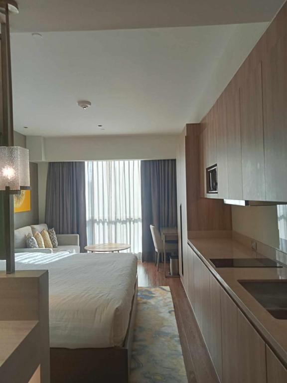 Postel nebo postele na pokoji v ubytování Novotel Residence Hotel Manila by Jolly Luxe Suites at Acqua