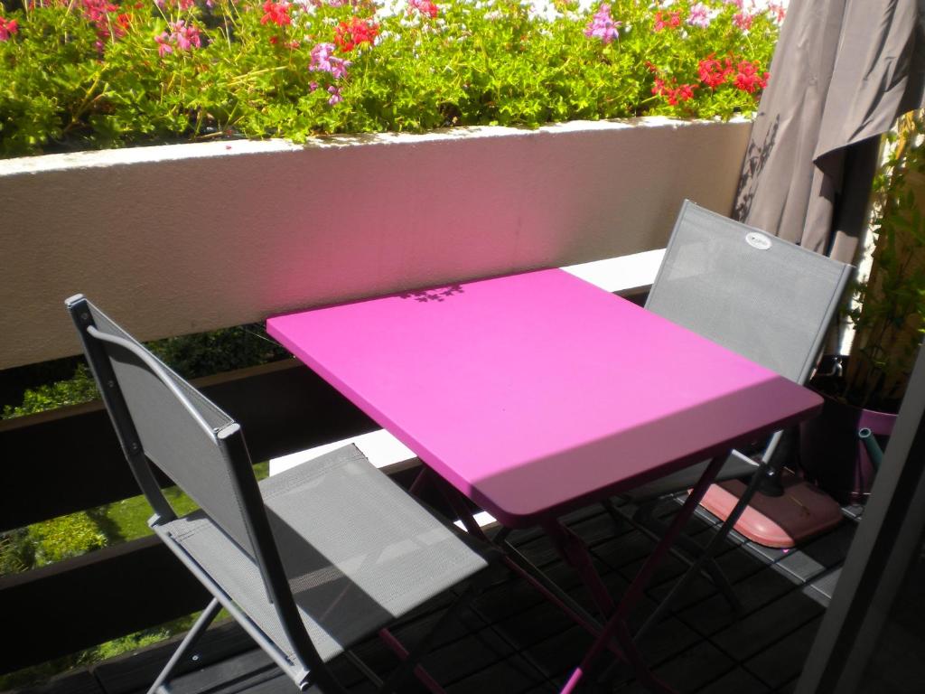 アルジュレス・ガゾストにあるLe Moulinのピンクのテーブルと椅子、バルコニー(花付)