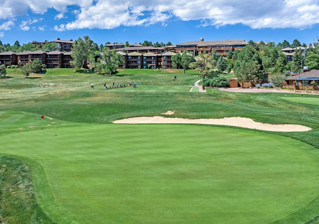 Golf v rezortu nebo okolí