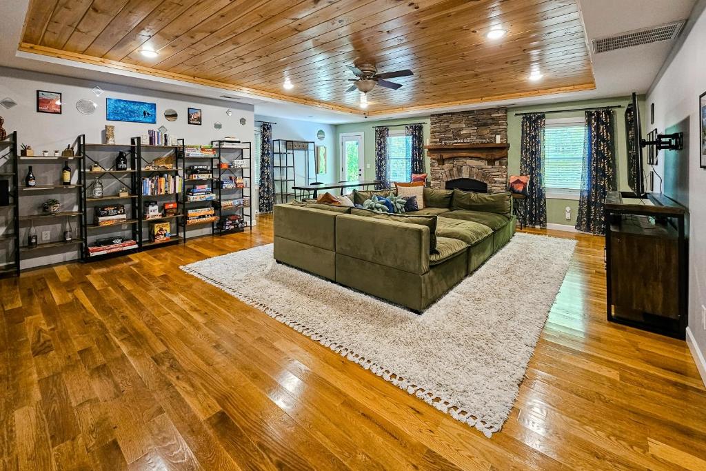 een woonkamer met een bank en een open haard bij Old Cannon Retreat in Hendersonville