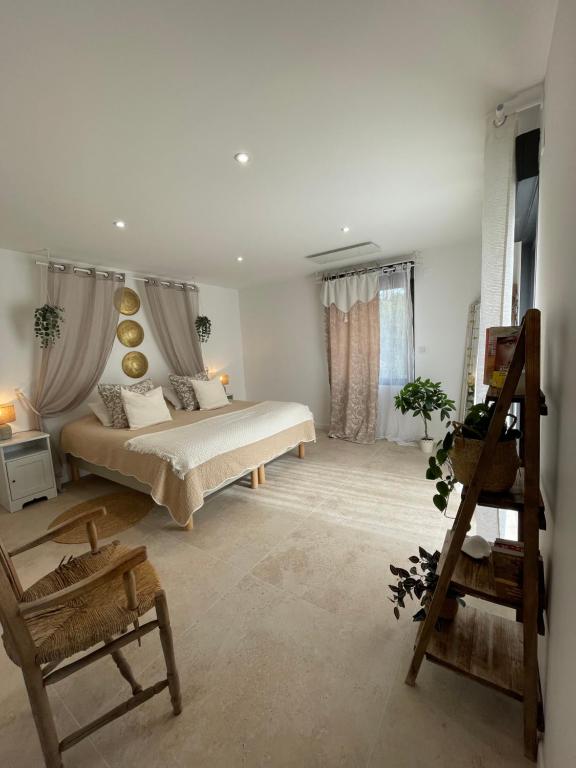 Ένα ή περισσότερα κρεβάτια σε δωμάτιο στο La villa dans les arbres - Triangle d'or du Luberon