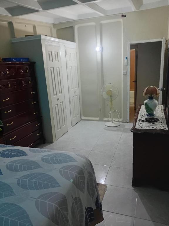 Postel nebo postele na pokoji v ubytování DOUG MANOR flat 1