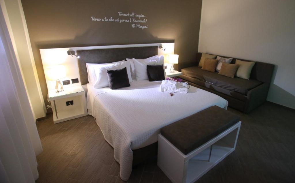 Pokój hotelowy z dużym łóżkiem i kanapą w obiekcie L`essenza B&B w mieście Reggio di Calabria
