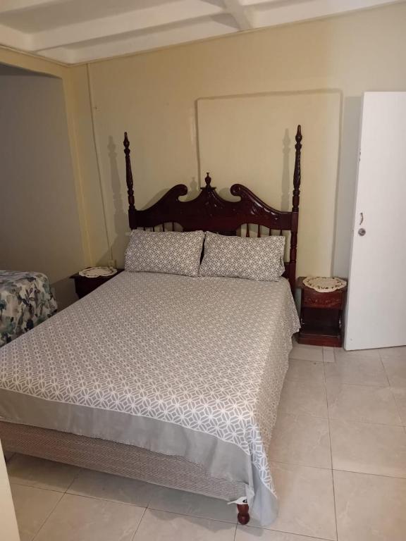 Postel nebo postele na pokoji v ubytování DOUG MANOR flat 1
