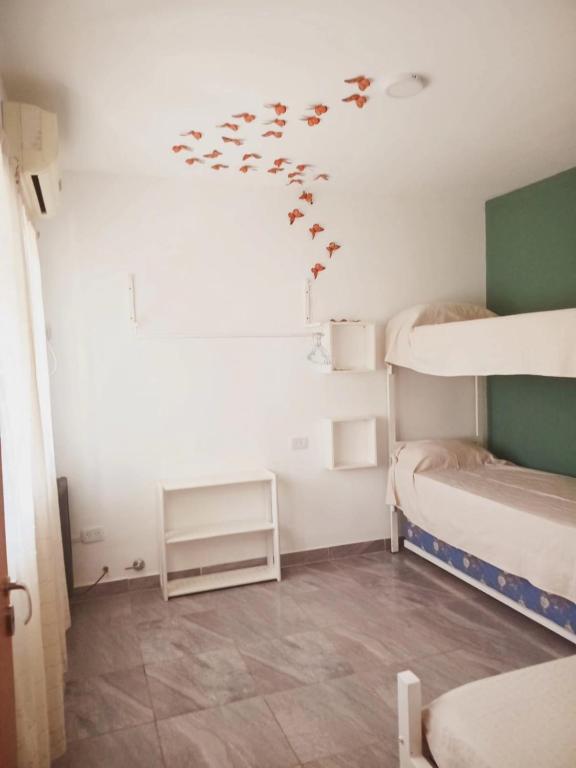 a room with bunk beds with stars on the wall at El Nido in San Nicolás de los Arroyos