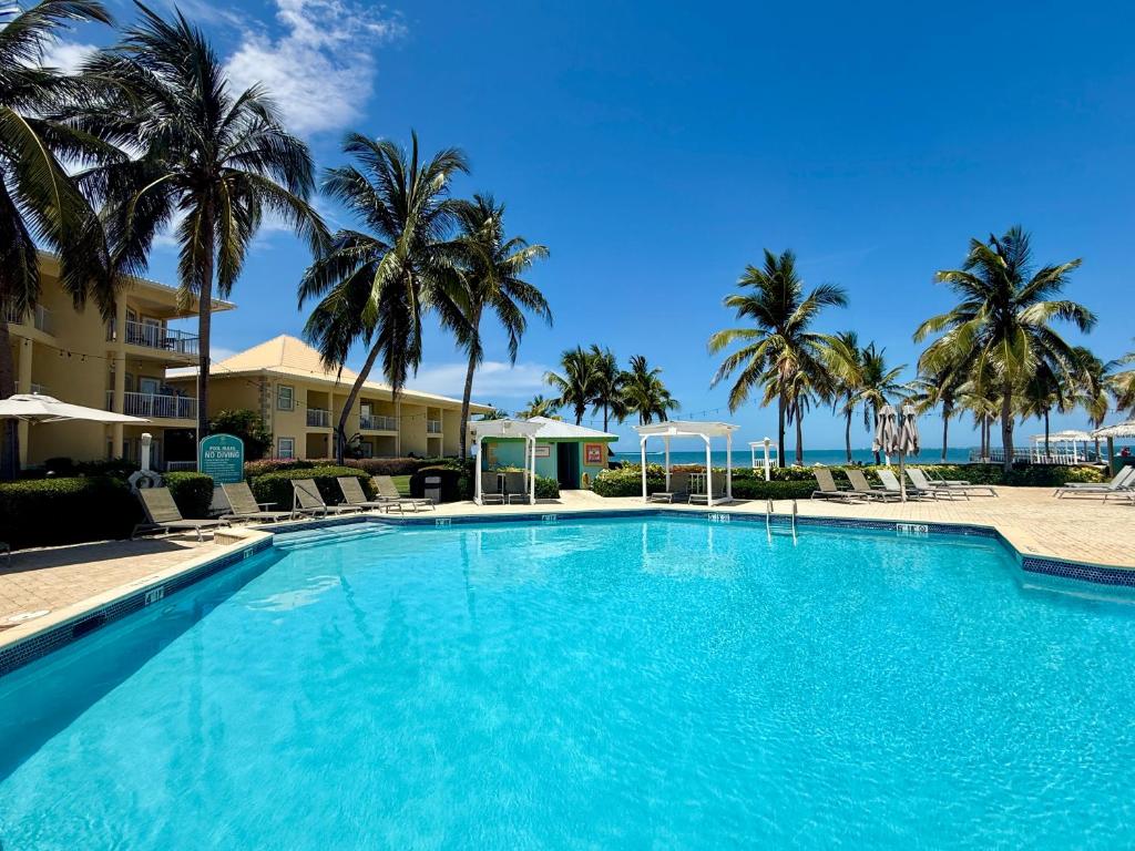 Bazén v ubytování The Grand Caymanian Resort nebo v jeho okolí