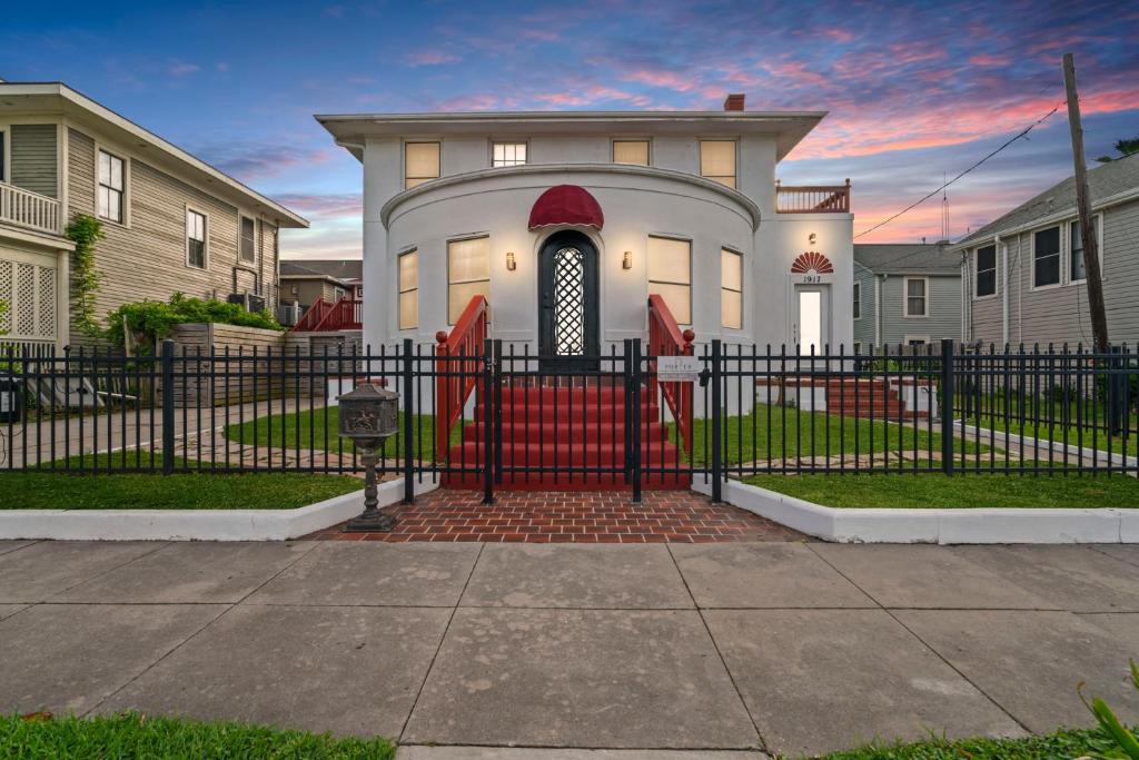 a black fence in front of a house at Sinatra House Up Walk to Pleasure Pier and Fun in Galveston