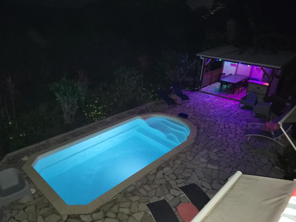 Bazén v ubytování Fleur de canne nebo v jeho okolí