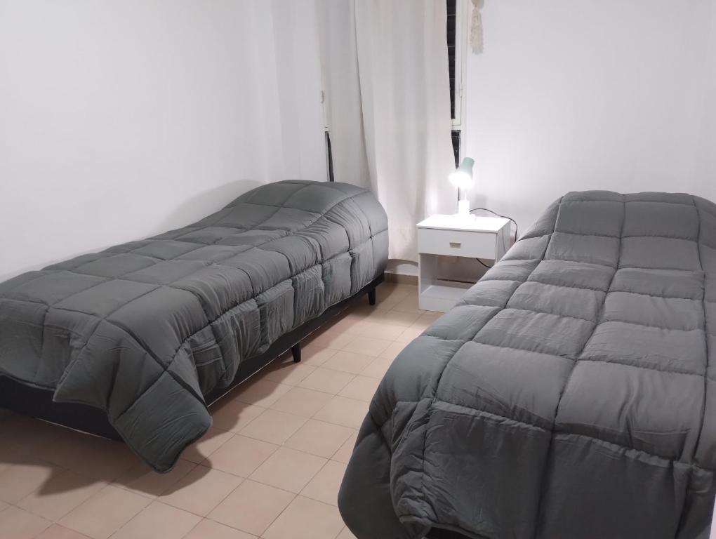 Dos camas una al lado de la otra en un dormitorio. en Plaza Nueva Departamento Céntrico en La Rioja, en La Rioja