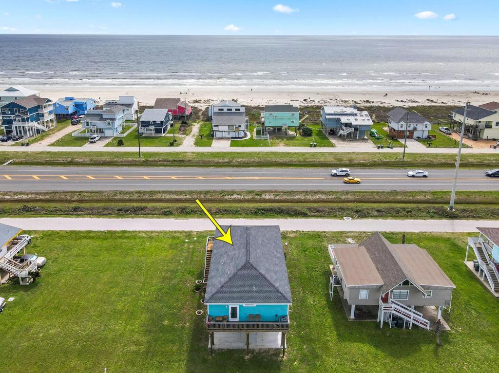 a house with a yellow arrow pointing to the beach at Welcome to Arandel With A Lovely Ocean View in Galveston