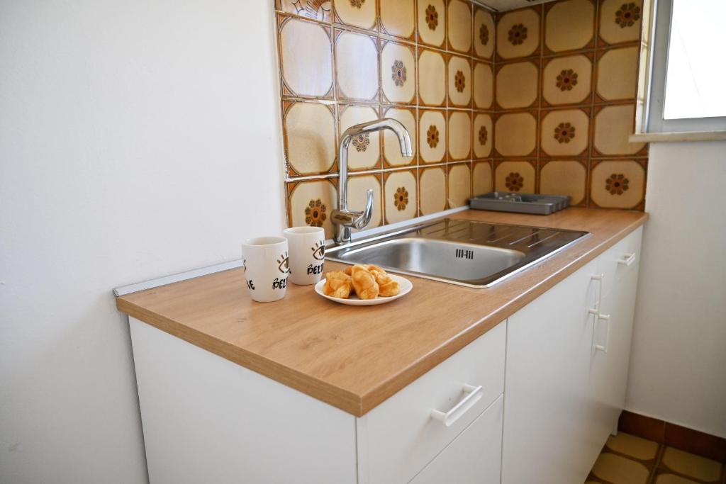 Kuchyň nebo kuchyňský kout v ubytování Helena Apartments in Paradisi