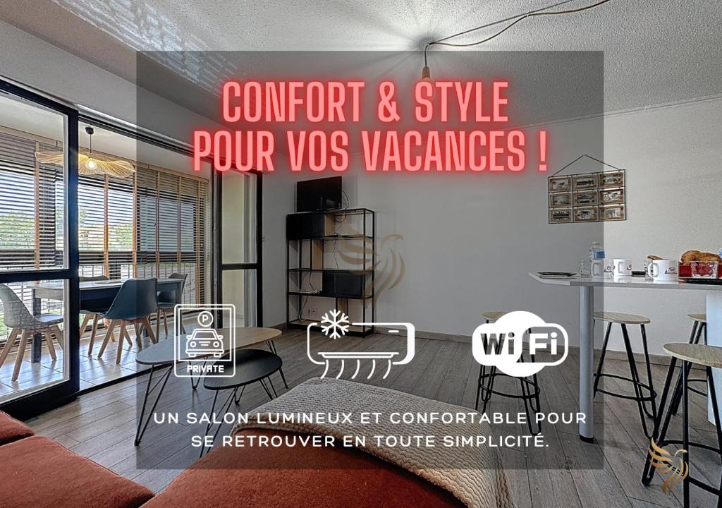 un salon avec une table et des chaises dans l'établissement Studio Escale Argentière 4 pers Terrasse Clim Wifi Parking Capitalchic service Fréjus, à Fréjus