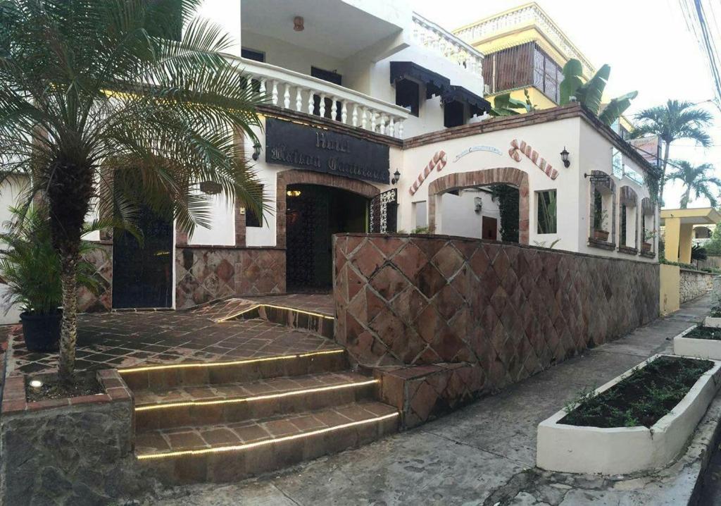 聖多明各的住宿－高特羅邁松酒店，大楼前有楼梯的建筑