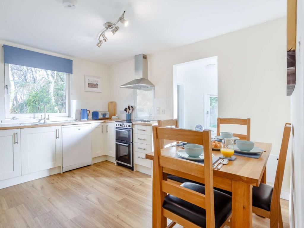 Kuchyň nebo kuchyňský kout v ubytování 2 Bed in Camus Croise 86437