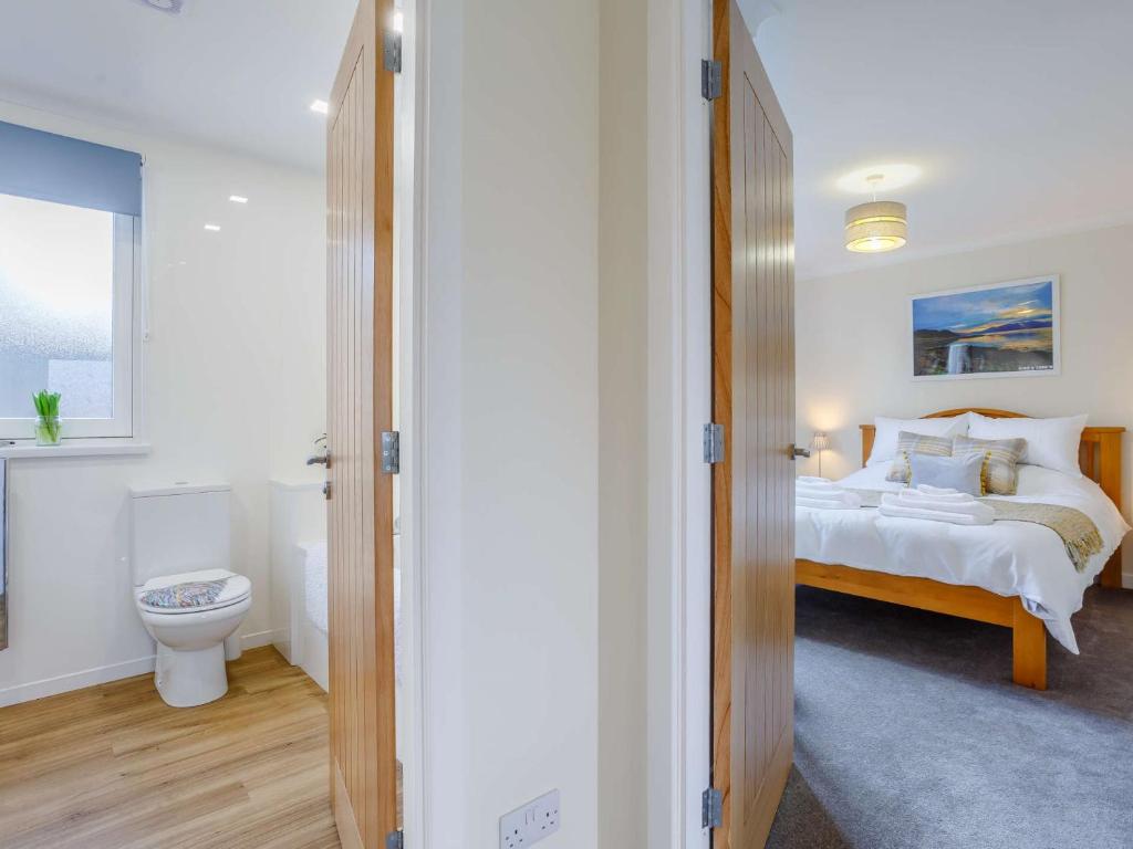 Postel nebo postele na pokoji v ubytování 2 Bed in Camus Croise 86437