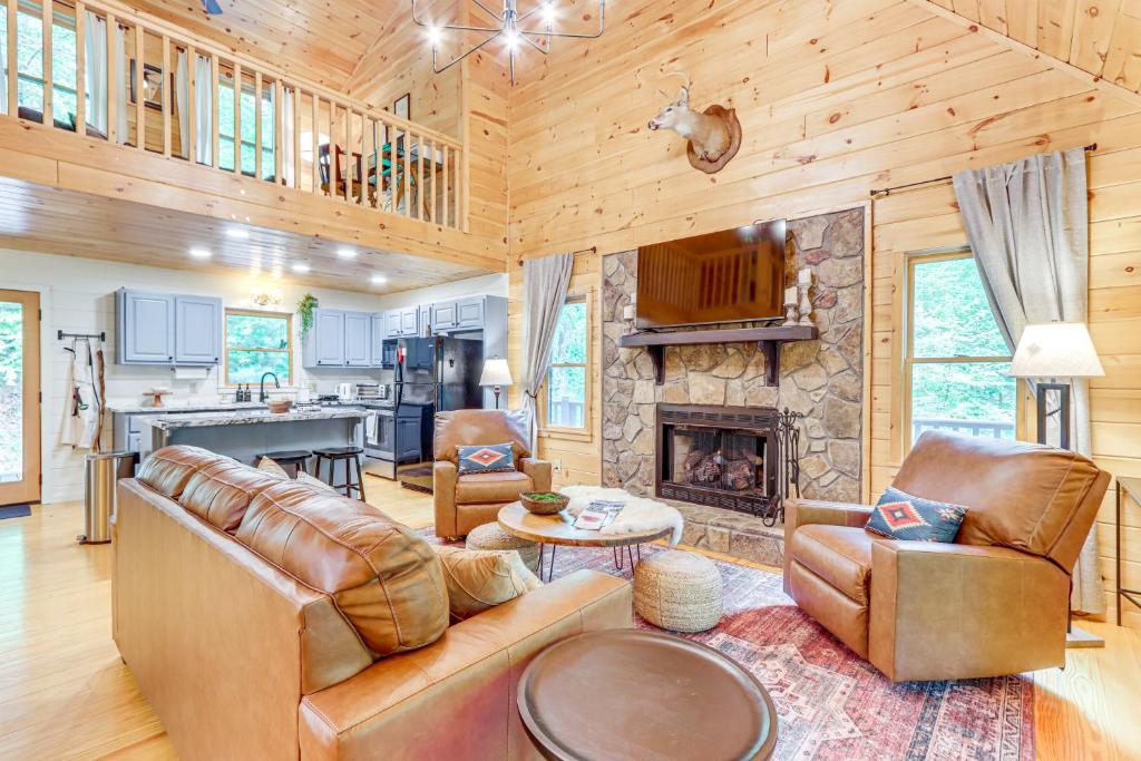 Coin salon dans l'établissement 5 Mi to Dtwn Blue Ridge Spacious Cabin with Hot Tub