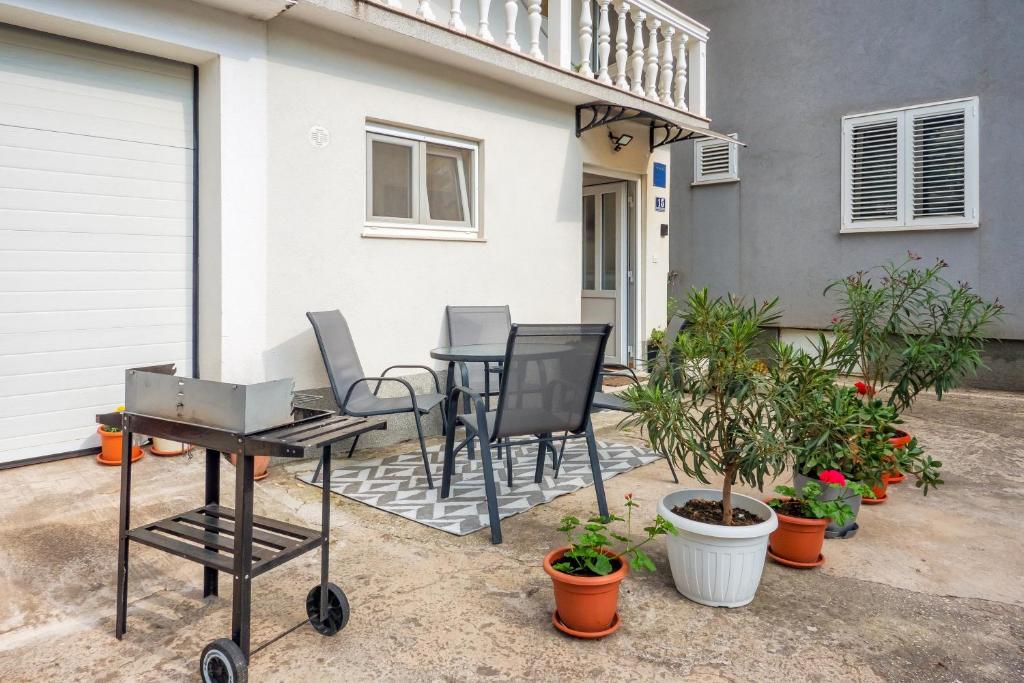 Split Private House - Terrace, Free Parking & Comfort