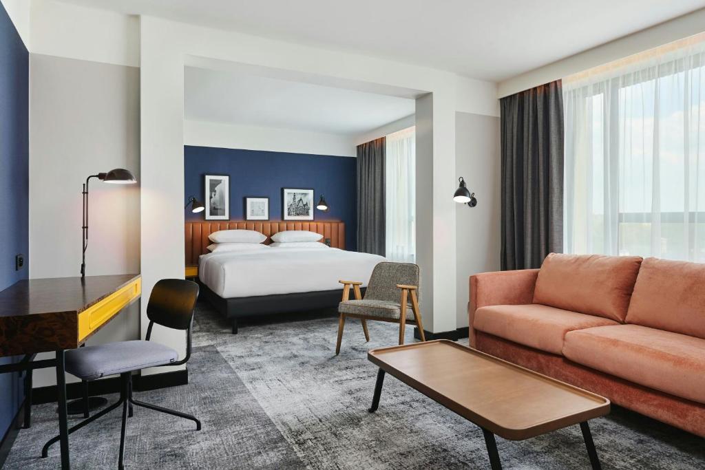 Postel nebo postele na pokoji v ubytování Four Points by Sheraton Wroclaw