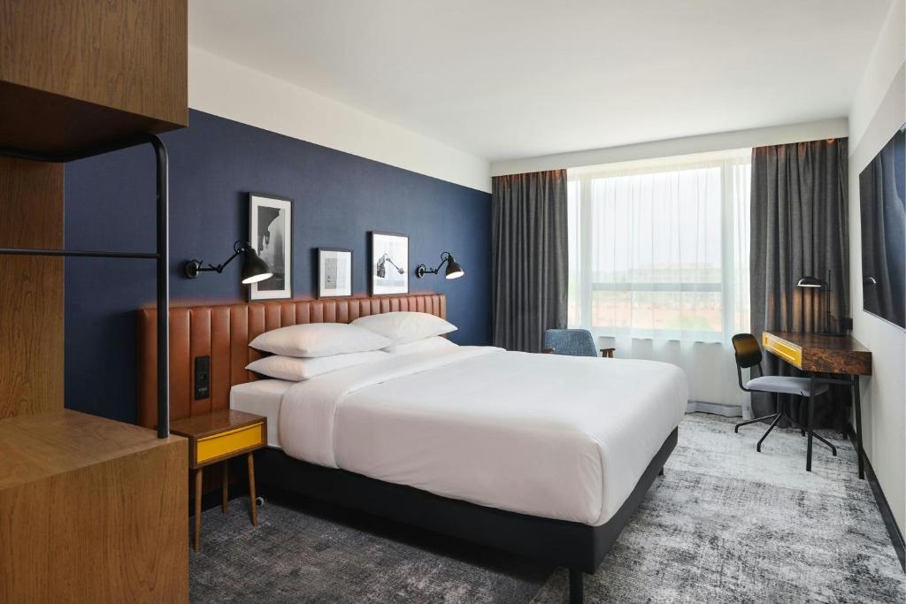 Postel nebo postele na pokoji v ubytování Four Points by Sheraton Wroclaw