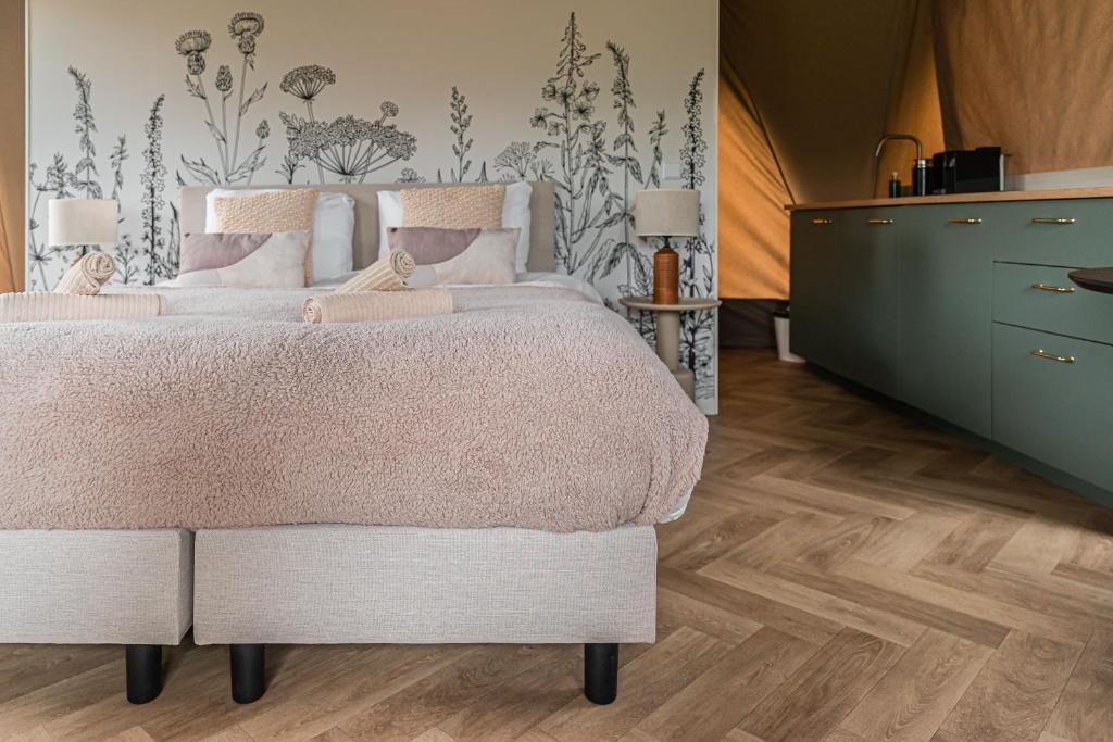 Postel nebo postele na pokoji v ubytování Luxe Glamping Lodge Dahlia