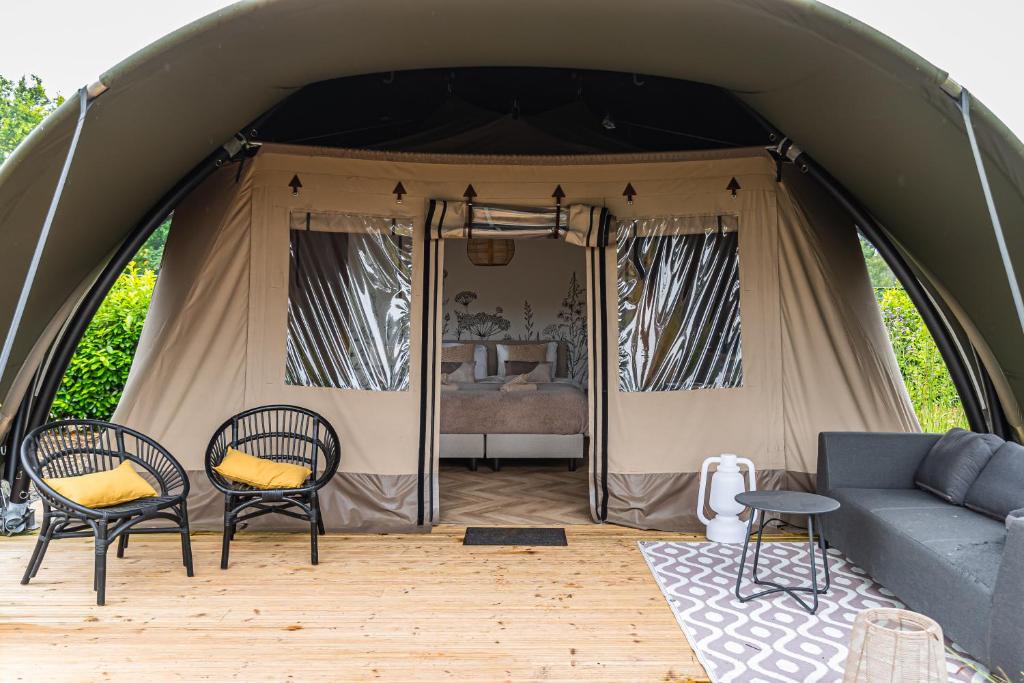 Posezení v ubytování Luxe Glamping Lodge Dahlia