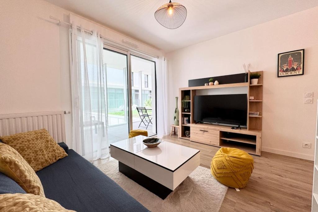 TV a/nebo společenská místnost v ubytování Péristyle - T2 de standing neuf - Balcon