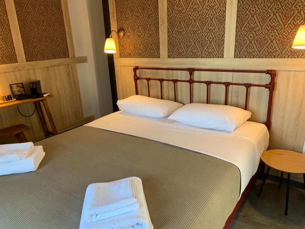 Postel nebo postele na pokoji v ubytování Acropolis Hotel
