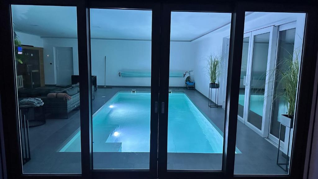 Bazén v ubytování Apartman s bazénem a saunou nebo v jeho okolí