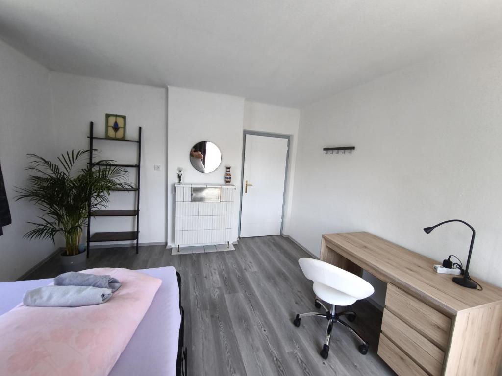Postel nebo postele na pokoji v ubytování Spacious Room in Modern Flat