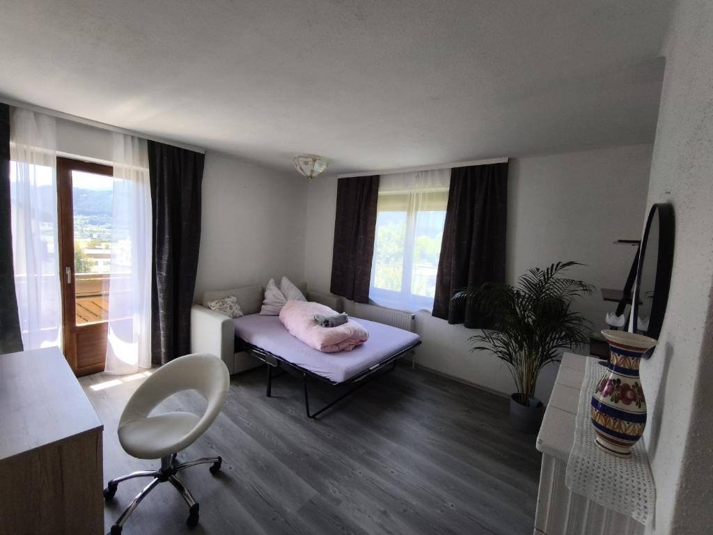 Postel nebo postele na pokoji v ubytování Spacious Room in Modern Flat