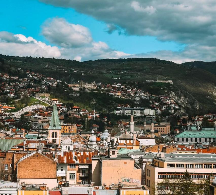 Nespecifikovaný výhled na hory nebo výhled na hory při pohledu z hotelu