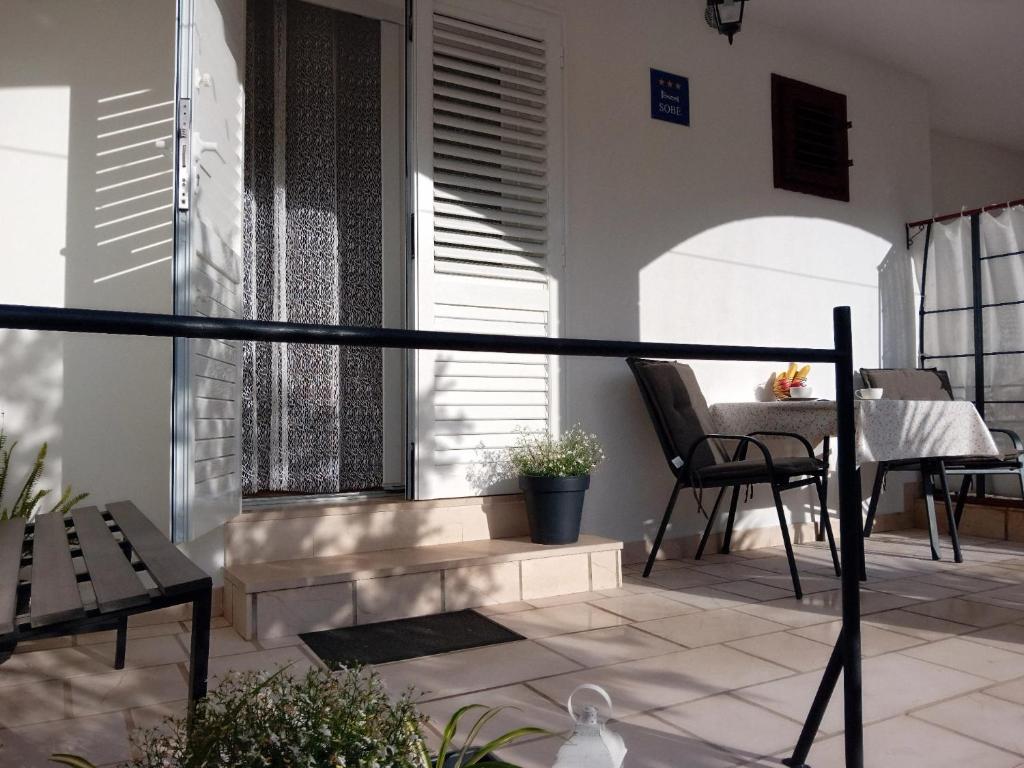 Balkón nebo terasa v ubytování Guesthouse Korkyra Sun