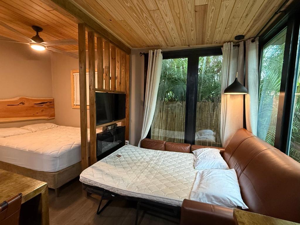 Postel nebo postele na pokoji v ubytování Sweet Tiny Cabin