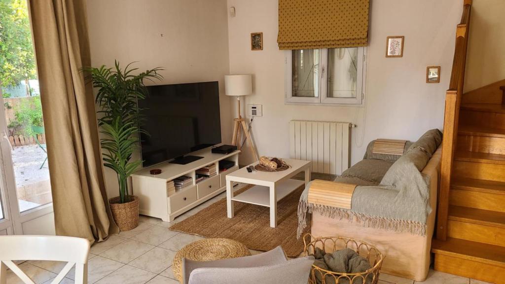 TV a/nebo společenská místnost v ubytování Maison avec jardin à Frontignan