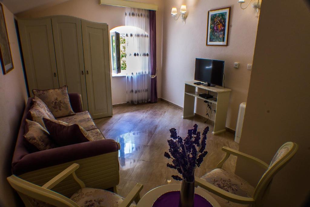 TV a/nebo společenská místnost v ubytování Casa del Sol Rozalija Luxury Rooms