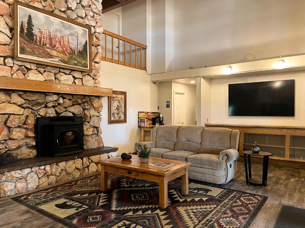 TV a/nebo společenská místnost v ubytování Bryce Canyon Pines
