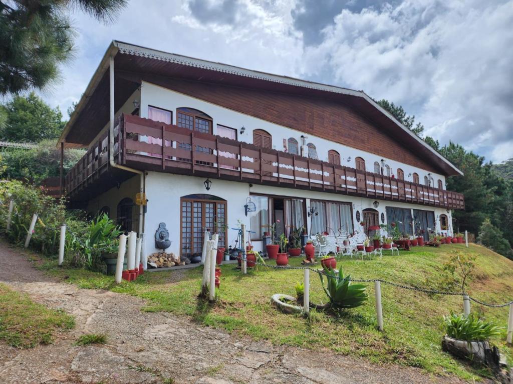 a building with a balcony on the side of it at Pousada Cachyto de Cielo in Campos do Jordão