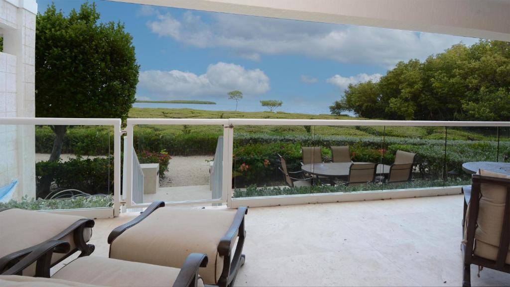 un patio con vista al mar en 515 Mariners Club, en Cayo Largo