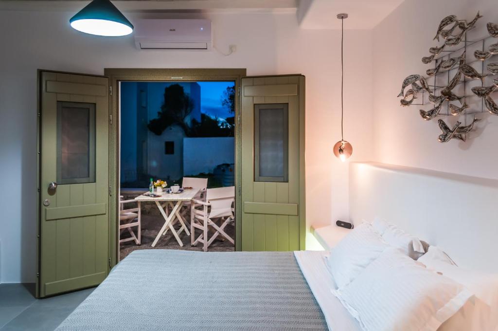 Postel nebo postele na pokoji v ubytování Vilos Suites