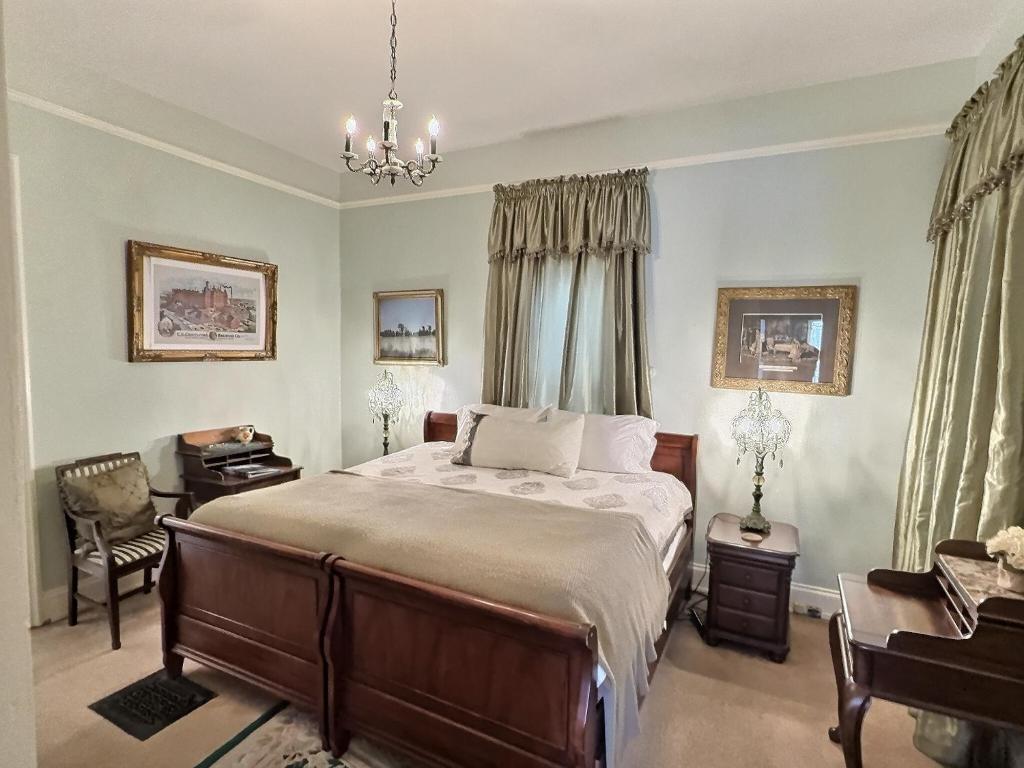 Historic Sion Bass Guest House - 